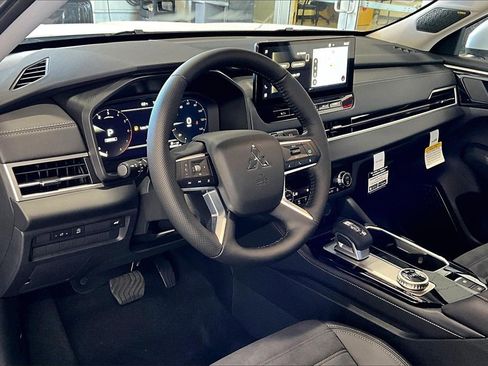 New 2026 Mitsubishi Outlander SE image 6