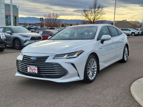 Used 2019 Toyota Avalon Limited image 4