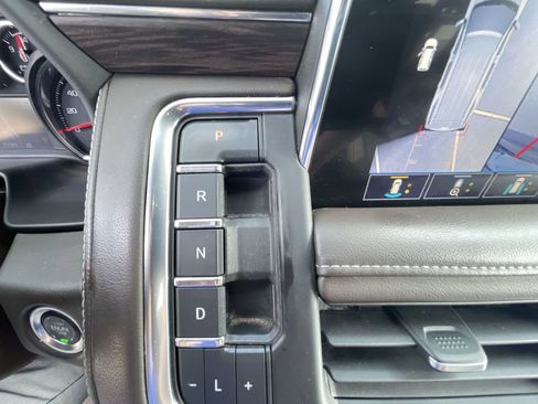 Used 2021 Chevrolet Suburban Z71 w/ Z71 Signature Package AWD/4WD image 16