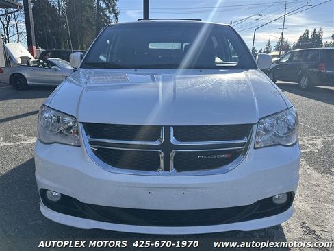 Used 2017 Dodge Grand Caravan SXT image 2