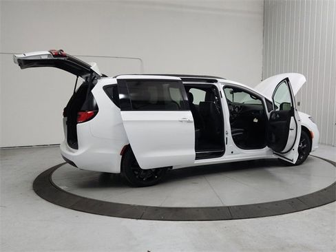 New 2026 Chrysler Pacifica Limited w/ S Appearance Package image 15