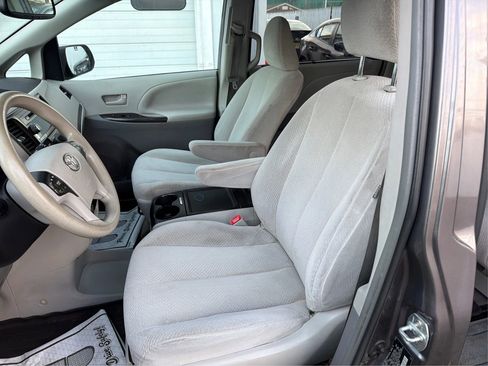 Used 2014 Toyota Sienna LE image 11