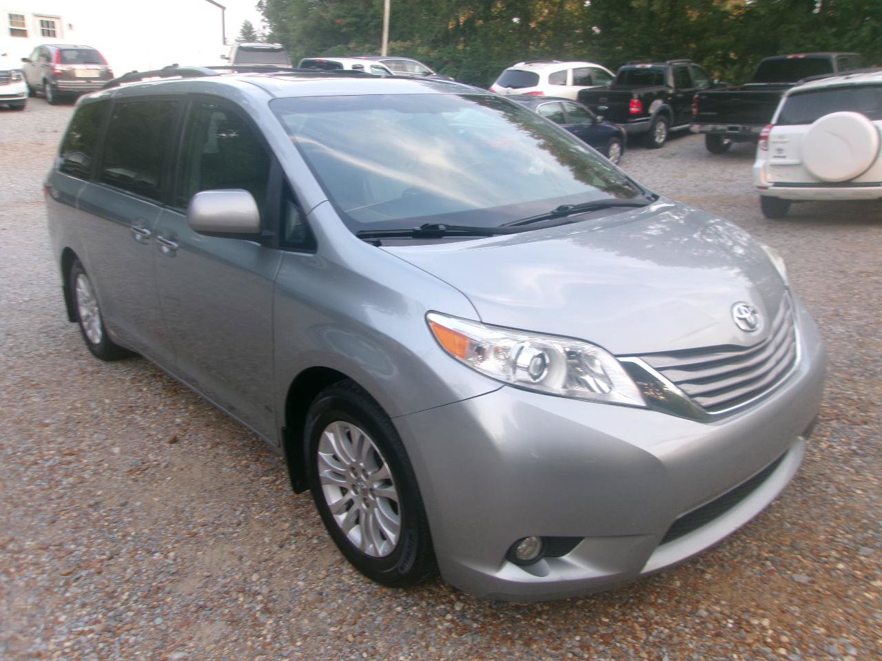Used 2016 Toyota Sienna XLE Premium FWD image 12