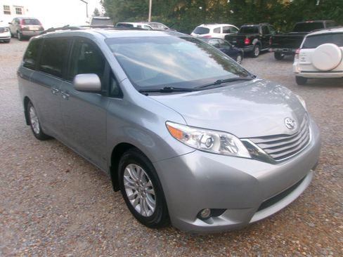Used 2016 Toyota Sienna XLE Premium FWD image 12