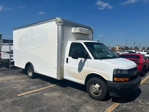 Used 2020 Chevrolet Express 3500 w/ Driver Convenience Package RWD image 3
