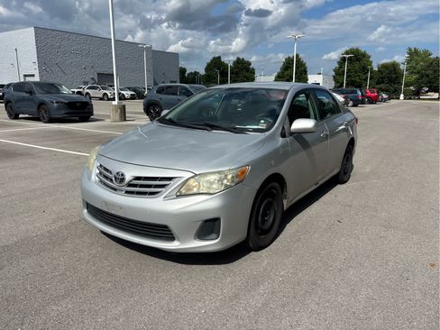 Used 2013 Toyota Corolla LE FWD image 2