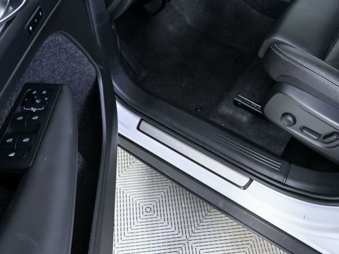 Certified 2025 Volvo XC40 B5 Plus image 9