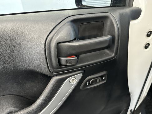 Used 2016 Jeep Wrangler Unlimited Sahara w/ Connectivity Group image 15