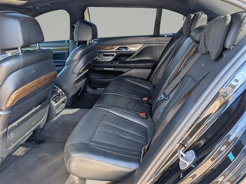 Used 2017 BMW 750i image 13