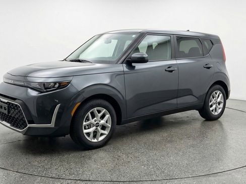 Used 2025 Kia Soul LX w/ LX Technology Package image 3