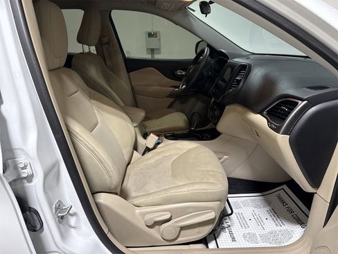 Used 2019 Jeep Cherokee Latitude w/ Popular Appearance Group image 21