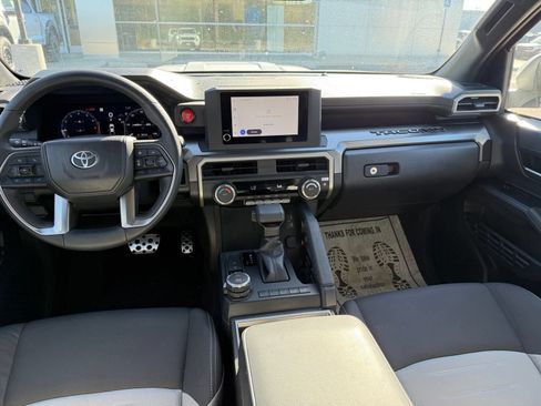 Used 2025 Toyota Tacoma TRD Sport AWD/4WD image 18