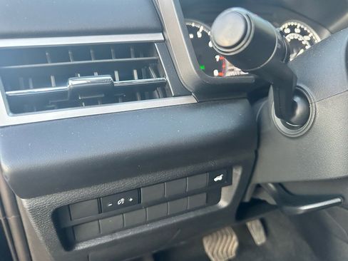 Used 2025 Mitsubishi Outlander SE image 17