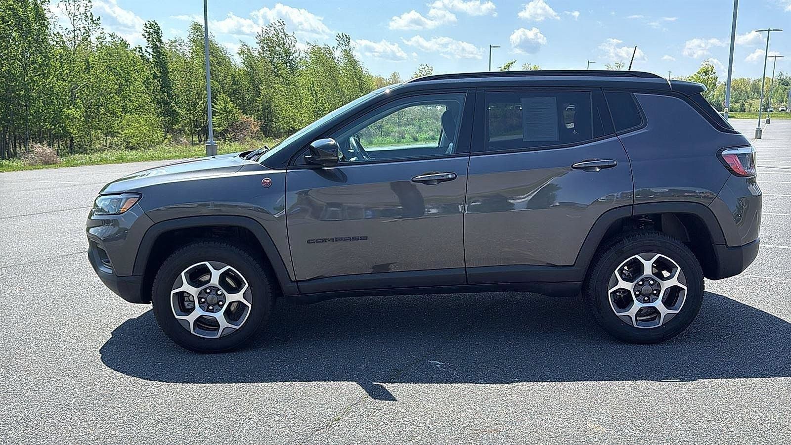 Used 2022 Jeep Compass Trailhawk w/ Trailhawk Convenience Group AWD/4WD image 11
