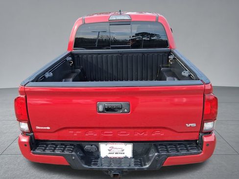 Used 2018 Toyota Tacoma TRD Sport image 12