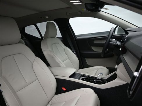 Used 2023 Volvo XC40 B5 Plus image 32