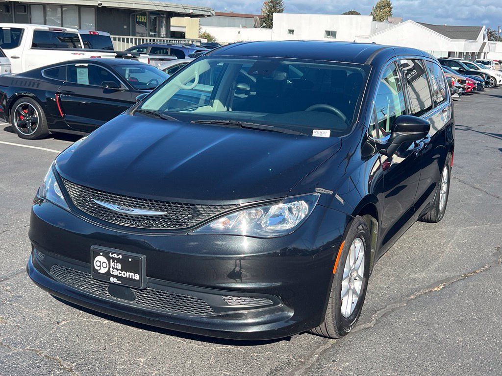 Used 2023 Chrysler Voyager LX FWD image 3