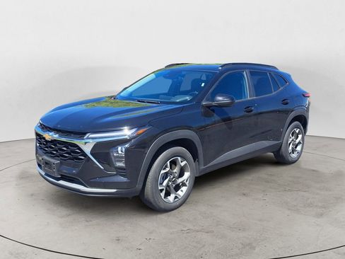 Used 2025 Chevrolet Trax LT w/ LT Convenience Package image 7