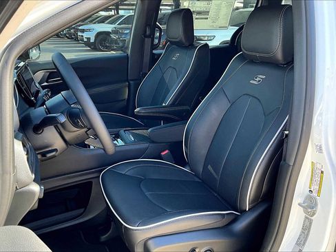New 2026 Chrysler Pacifica Limited w/ S Appearance Package image 10
