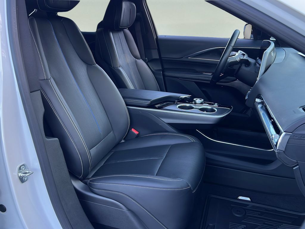 Used 2025 Cadillac Lyriq Luxury RWD image 16