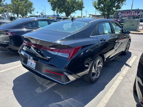 Used 2024 Hyundai Elantra Limited FWD image 11