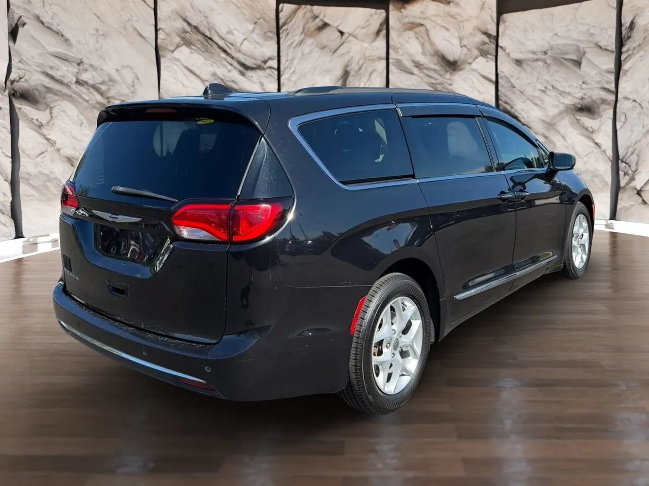 Used 2017 Chrysler Pacifica Touring-L w/ Tire & Wheel Group FWD image 8