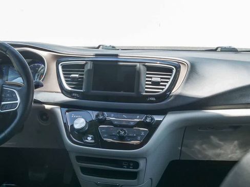 Used 2019 Chrysler Pacifica Touring-L FWD image 10