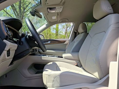 Used 2025 Volkswagen Atlas SE image 13