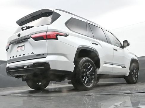 Used 2025 Toyota Sequoia Platinum AWD/4WD image 27