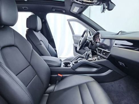 Used 2021 Porsche Cayenne w/ Driver Memory Package image 83