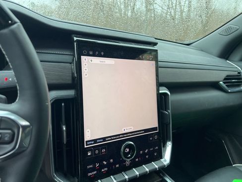 Used 2025 GMC Acadia Denali w/ Super Cruise Package image 18