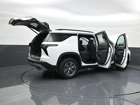Used 2024 Chevrolet Traverse LT image 32