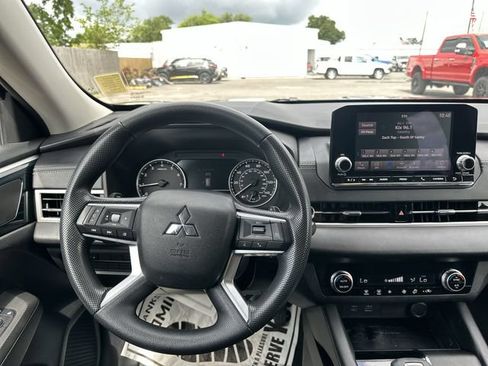 Used 2022 Mitsubishi Outlander ES FWD image 11