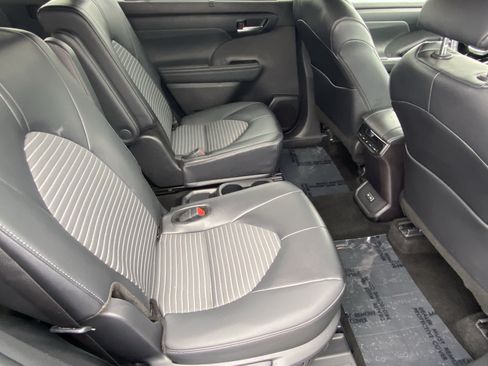 Used 2025 Toyota Highlander XSE AWD/4WD image 11