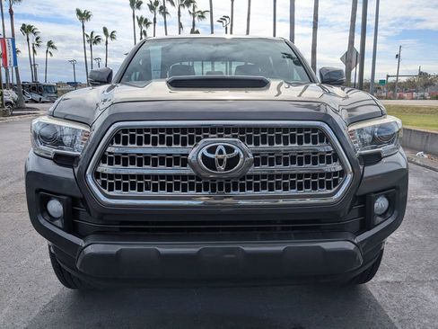 Used 2017 Toyota Tacoma TRD Sport image 9