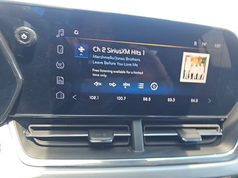 Used 2025 Chevrolet Trax LT w/ LT Convenience Package FWD image 14