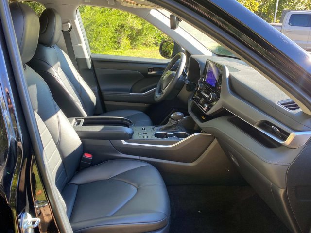 Used 2023 Toyota Highlander XLE FWD image 36