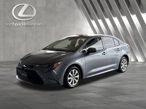 Used 2020 Toyota Corolla LE FWD image 3