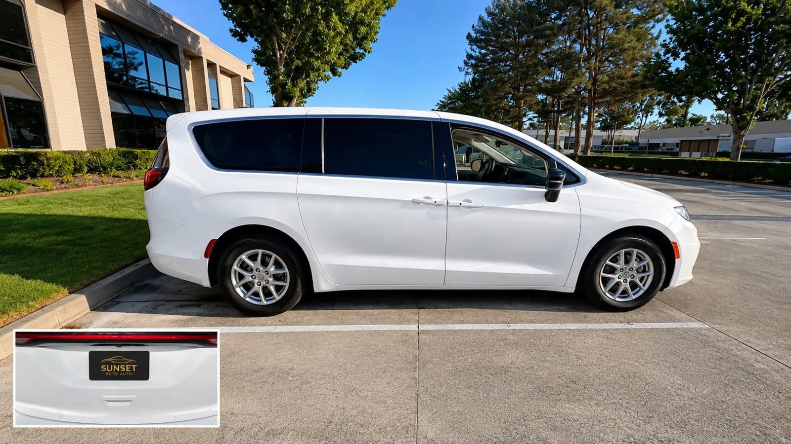Used 2024 Chrysler Pacifica Touring-L FWD image 7