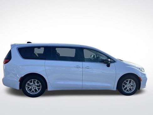 Used 2024 Chrysler Pacifica Touring-L image 6