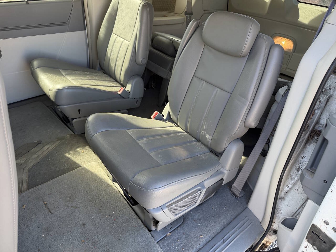 Used 2009 Chrysler Town & Country Touring FWD image 21