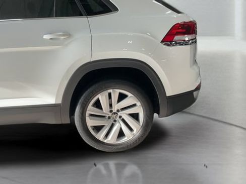 Used 2022 Volkswagen Atlas Cross Sport SE AWD/4WD image 25