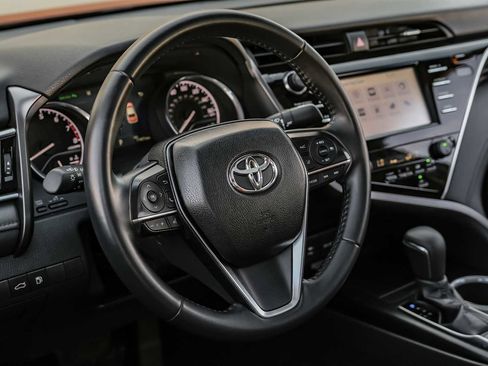 Used 2018 Toyota Camry XLE image 15