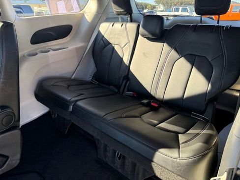 Certified 2024 Chrysler Pacifica Touring-L FWD image 11