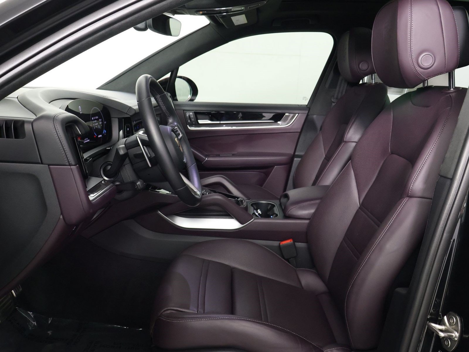 Certified 2025 Porsche Cayenne GTS AWD/4WD image 5