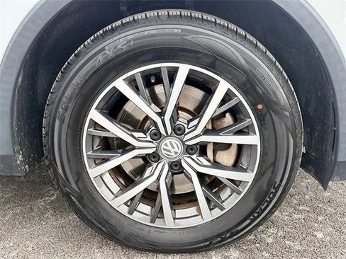 Used 2018 Volkswagen Tiguan SE w/ Panoramic Sunroof Package image 8