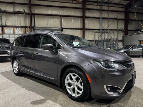 Used 2017 Chrysler Pacifica Touring-L Plus w/ Advanced Safetytec Group image 2