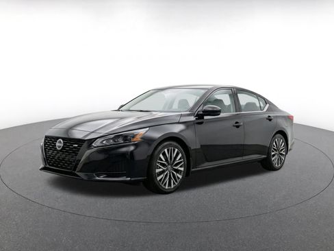 Used 2025 Nissan Altima 2.5 SV FWD image 3