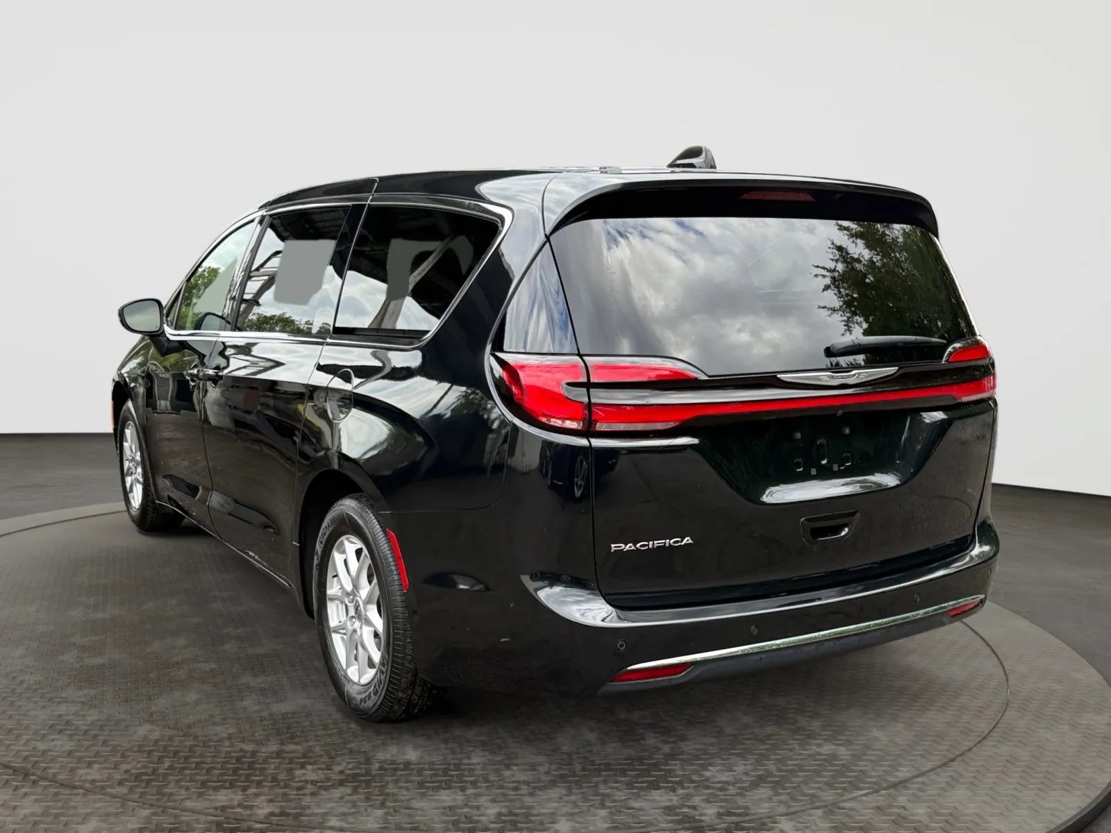 Used 2023 Chrysler Pacifica Touring-L FWD image 8