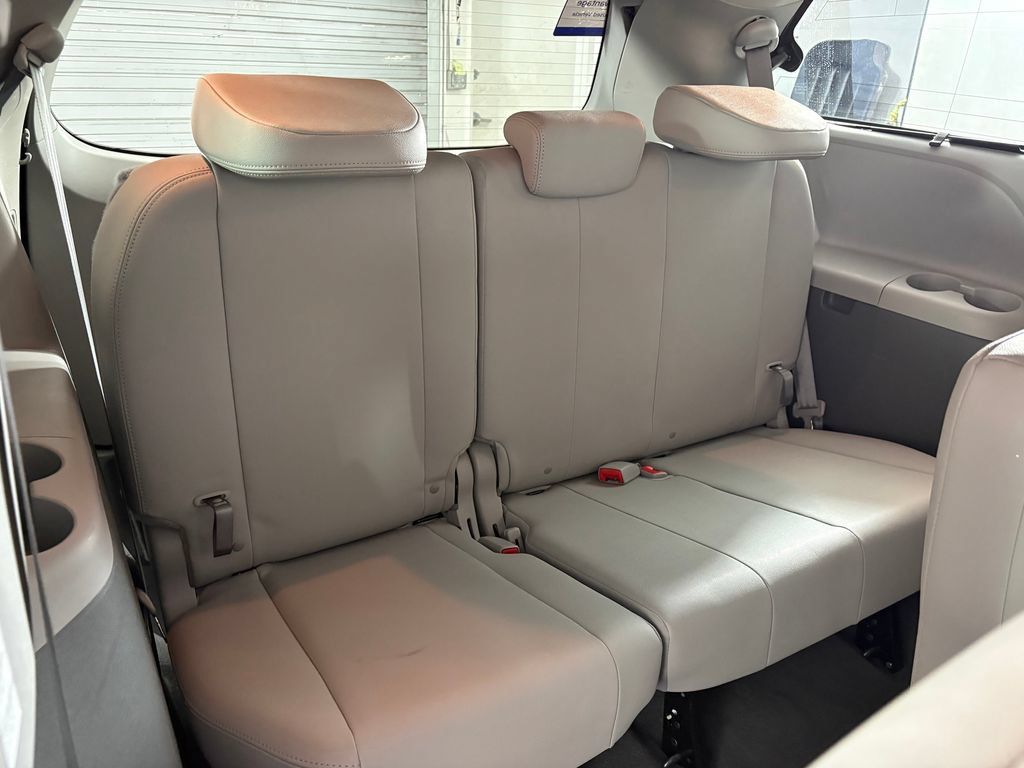 Used 2020 Toyota Sienna XLE FWD image 36
